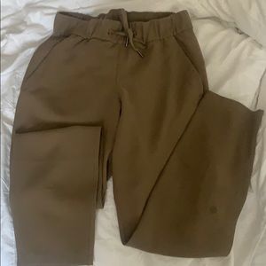 Lululemon on the fly 7/8 pants **woven